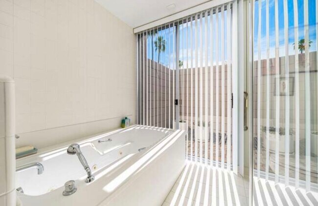 Building Photo - 1408 Tamarisk W St