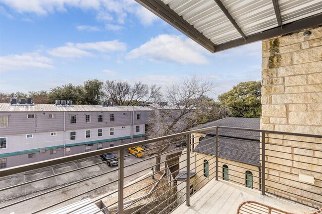 Building Photo - 207 W Johanna St