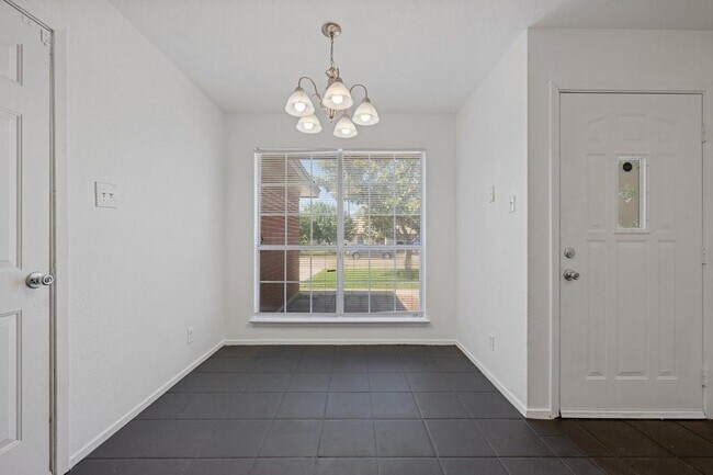 Building Photo - 4601 W Creek Cir