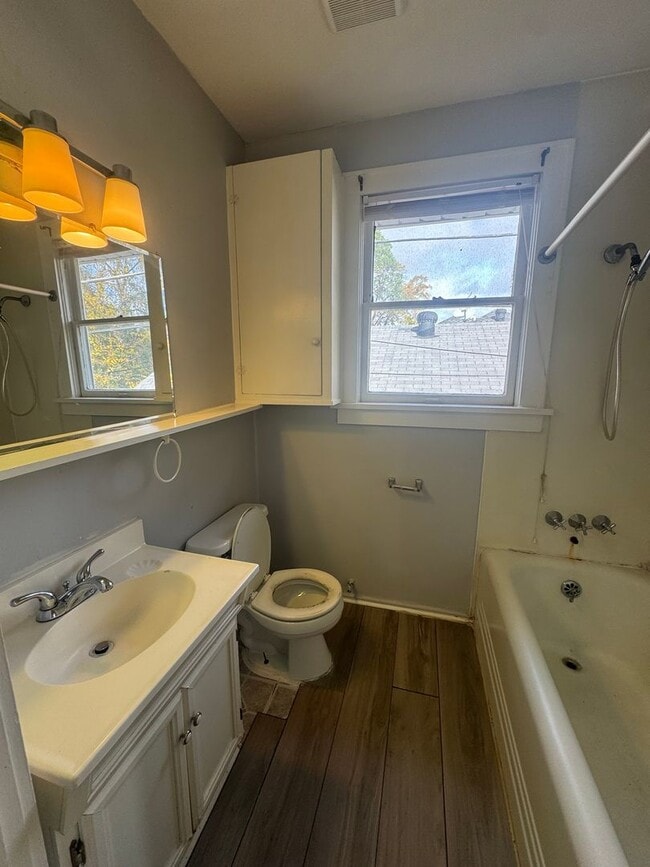 Building Photo - Highland Garage Apartment