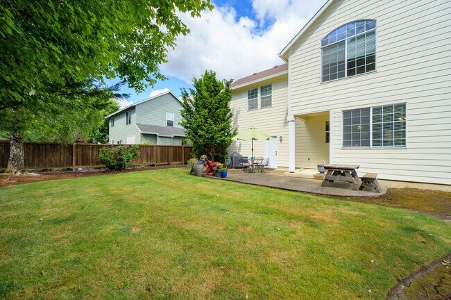 Building Photo - Large 3 Bed, 2.5 Bath Home in McMinnville-...