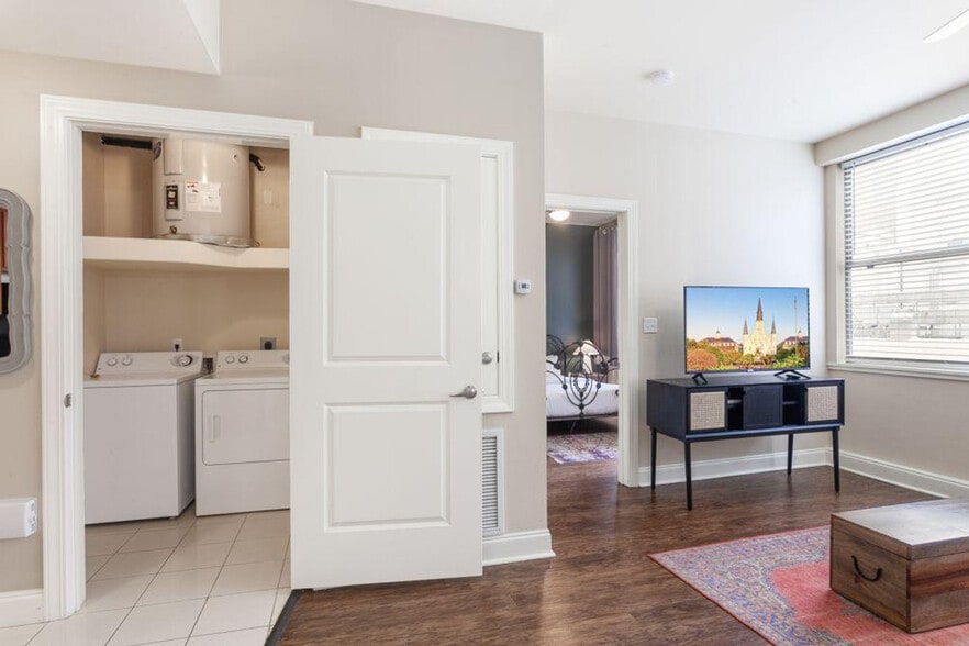 Building Photo - 925 Common St