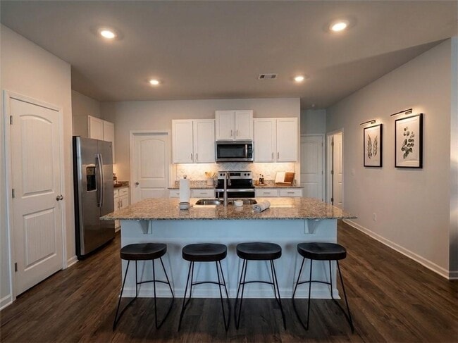 Building Photo - 207 Whitewood Dr