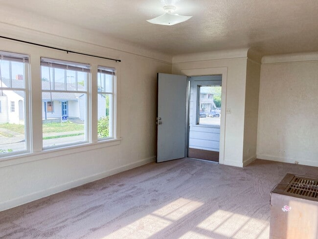 Building Photo - Pet-friendly home with a detached garage!