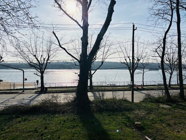 Building Photo - 420 Littleworth Ln