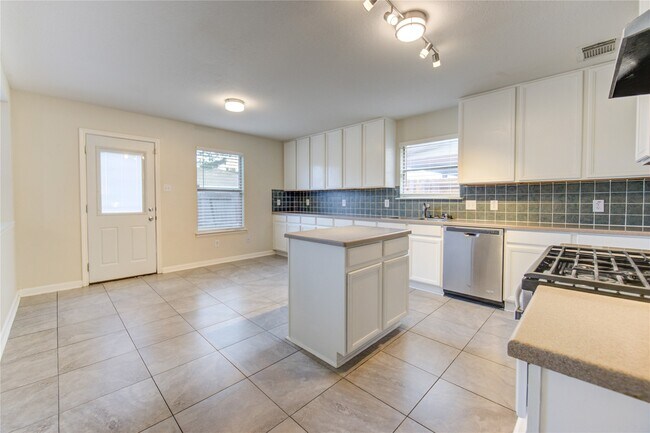 Building Photo - 15518 Miller House Ln