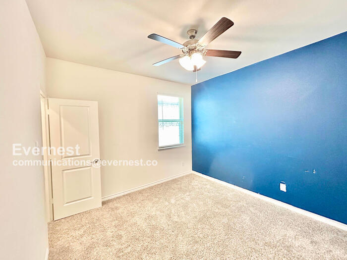 Building Photo - 2462 San Marcos Dr