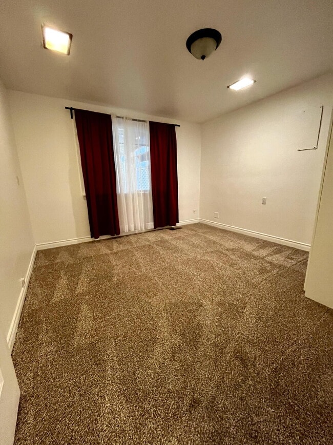 Building Photo - Elegant Puyallup Home with Full 2-Bedroom ADU and Panoramic City Views