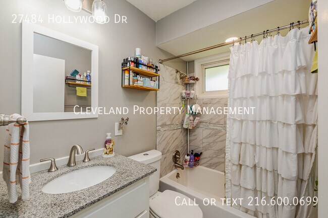 Building Photo - 27484 Hollywood Dr