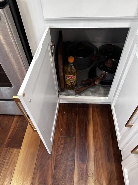 Kitchen pots - 9962 Pacific Ave