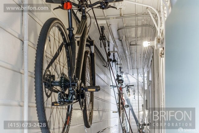 Building Photo - 1463 Hyde St