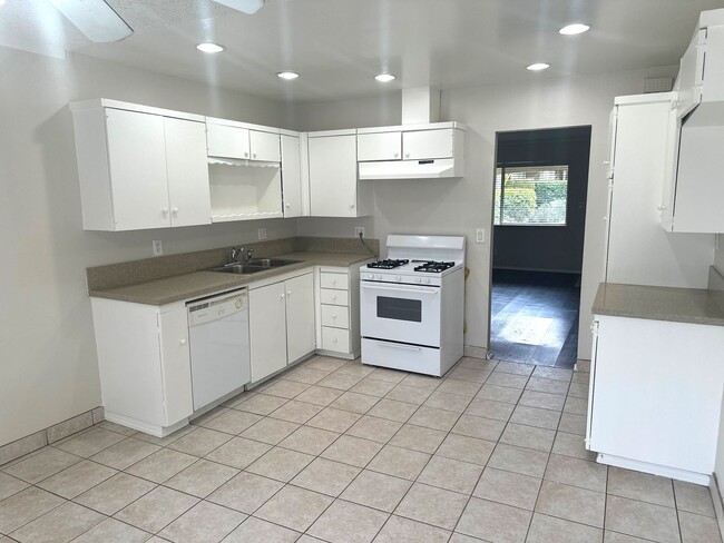 Building Photo - Spacious and Upgraded 2 Bedroom 2 Bath End...