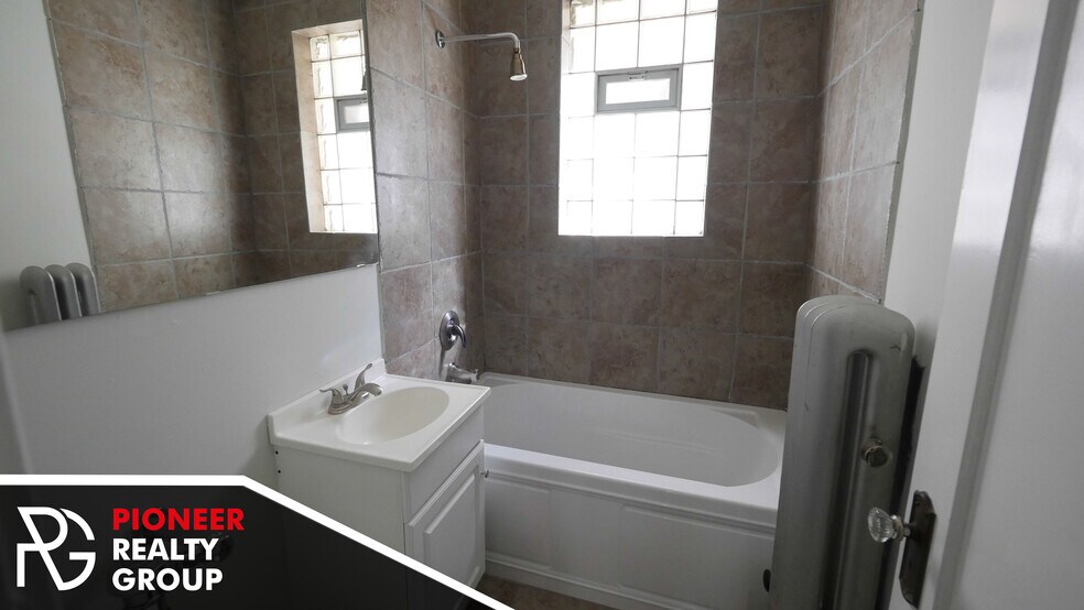 Building Photo - 546 W Surf St