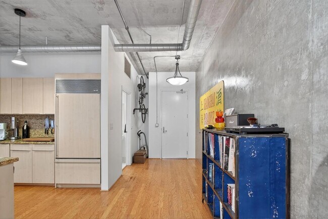 Building Photo - 877 Island Ave
