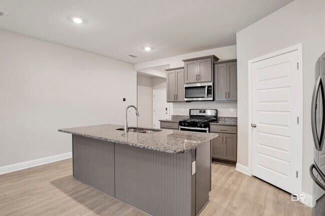 Building Photo - 390 Gemini St