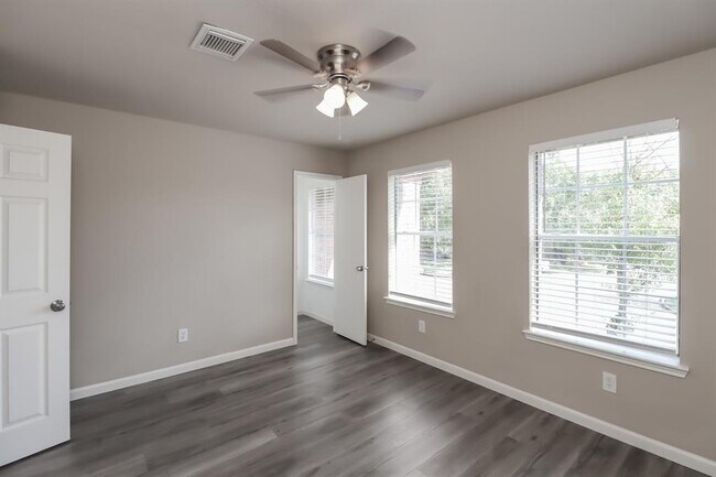 Building Photo - 1728 Old Creek Dr