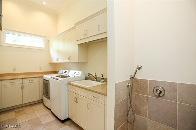 Building Photo - 823 Cassena Rd