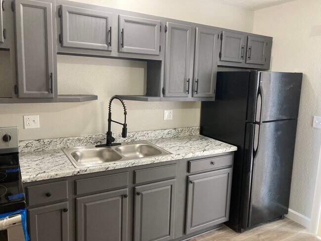 Building Photo - Newly Renovated 2 Bedroom 1.5 Bathroom Tow...