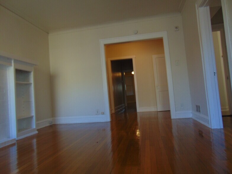 Building Photo - 2209 E 70th St