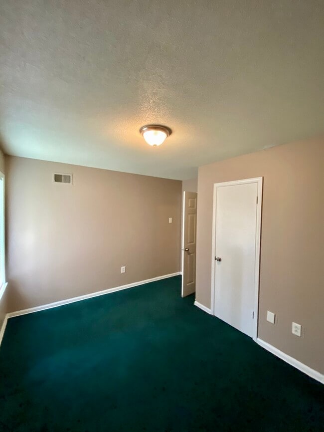 Building Photo - Nice Home & New Carpet Going In Soon