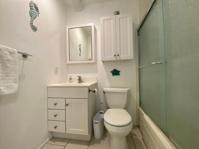 Building Photo - Enjoy coastal living at its finest! Spacio...