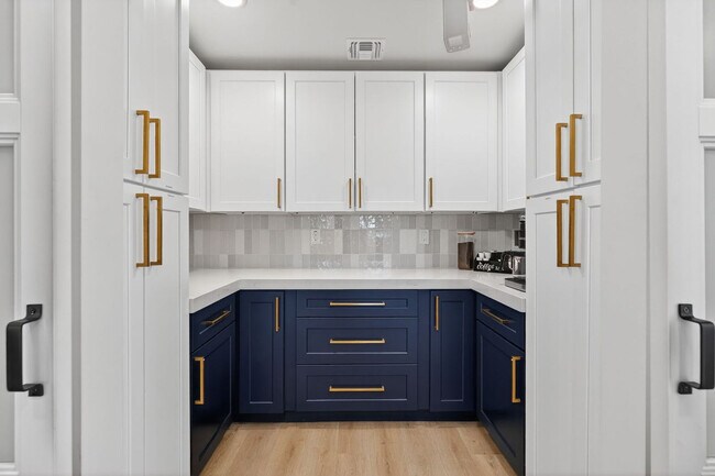 Building Photo - 5121 E Windrose Dr