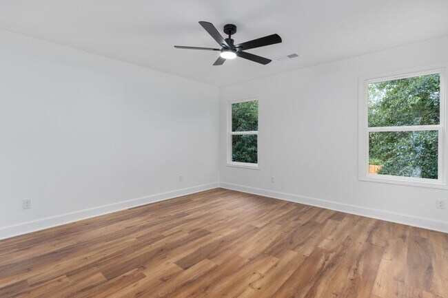 Building Photo - Pre-Leasing for the 26-27 School Year! Unbeatable Location