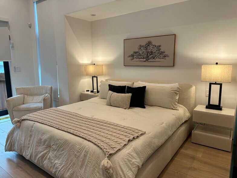 Building Photo - 738 N Sierra Bonita Ave