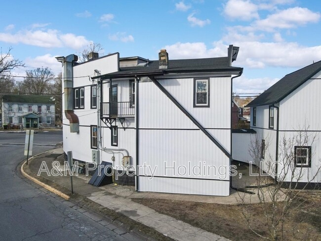 Building Photo - 143 N 9th St