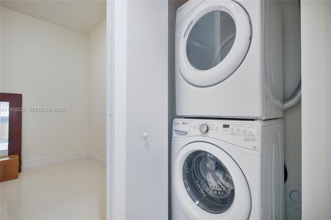 Building Photo - 2960-2960 NE 207th St