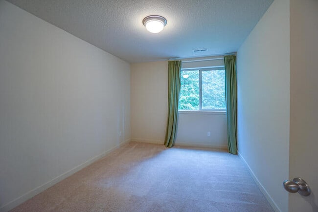 Building Photo - THREE BEDROOM HOUSE