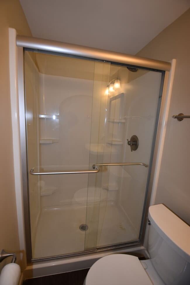 Building Photo - 2-3 bedroom Home in Greenfield with Garage.