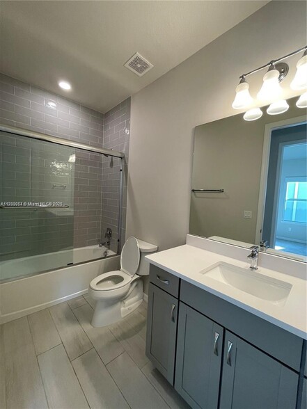 Building Photo - 4615 Greenway Dr