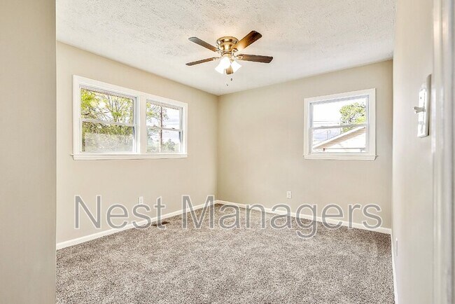Building Photo - 1604 Crescent Dr
