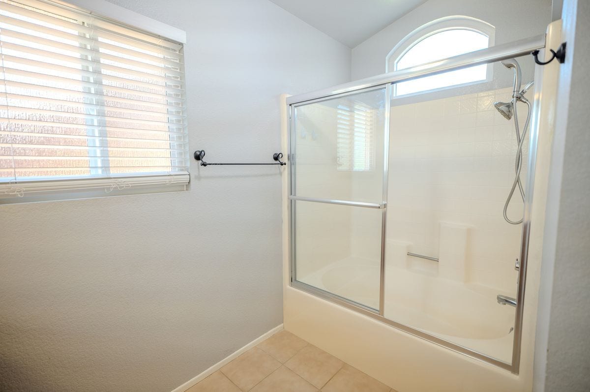 Building Photo - 3099 Oakview Ln