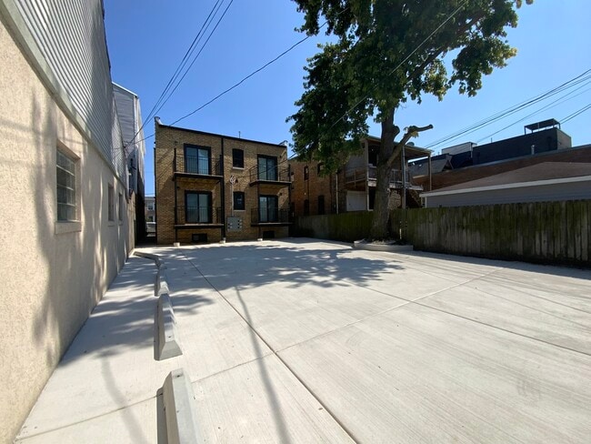 Building Photo - 3014 N California Ave