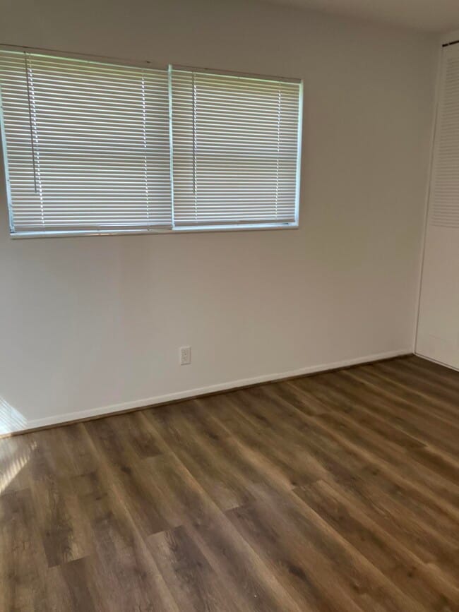Building Photo - 5263 Cresthaven Blvd