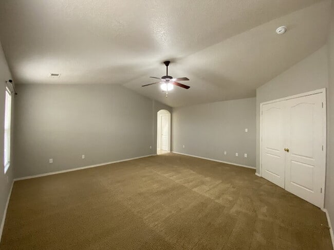Building Photo - Large 5BR/2Story w/Balcony - Northern Meadows