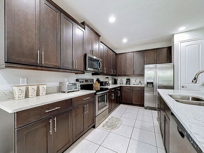 Building Photo - 8 Bedrooms 7 baths on a resort community