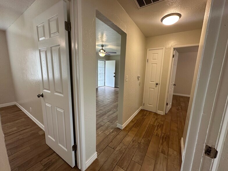 Building Photo - 539 S Gertrude Ave