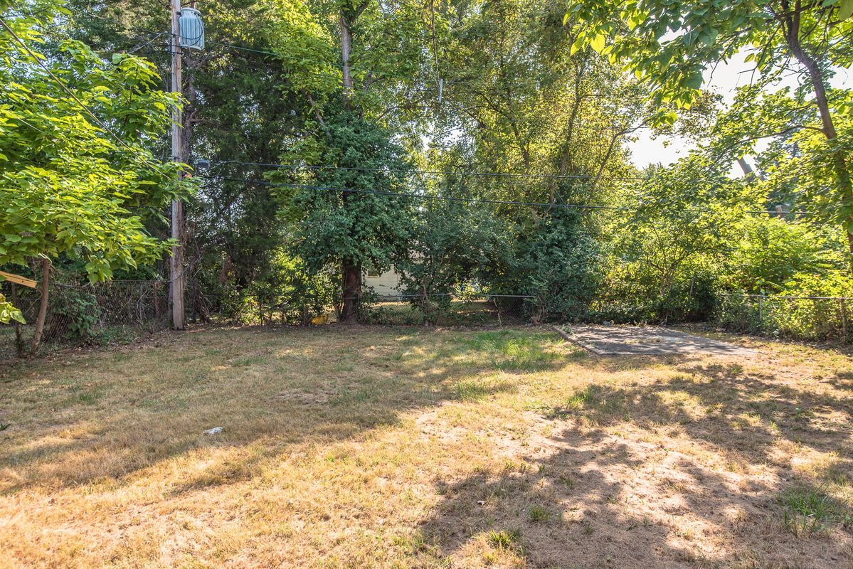 Building Photo - 320 Henquin Dr