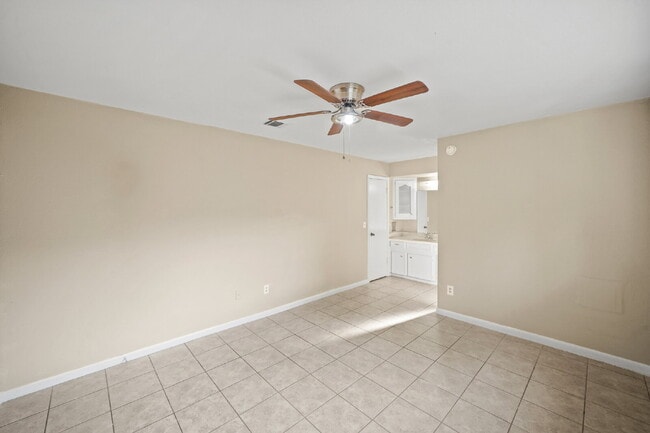 Building Photo - Charming home in Woodland Oaks Subdivision