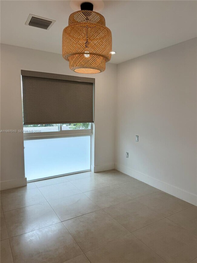 Building Photo - 540 SW 6th Ave