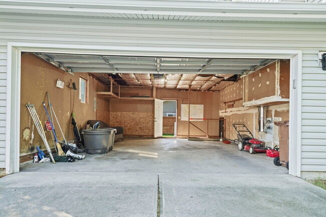 Building Photo - 422 E St Thomas More Way