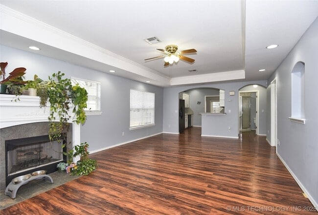 Building Photo - 319 S Gillette Ave