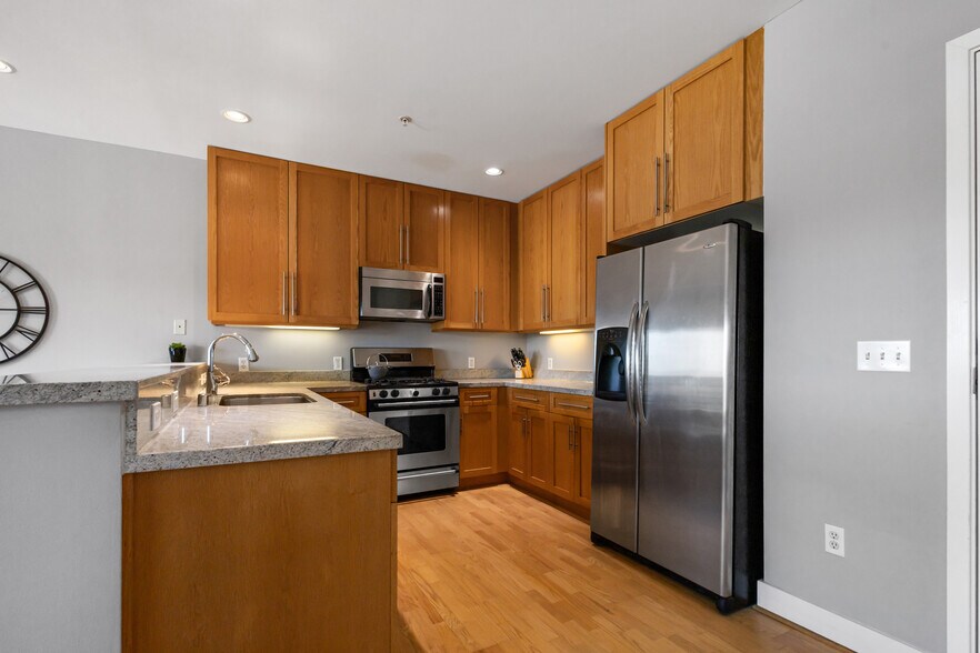 Building Photo - 371 30th St