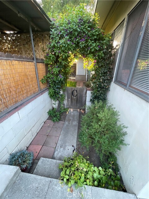 Building Photo - 449 N 8th Ave
