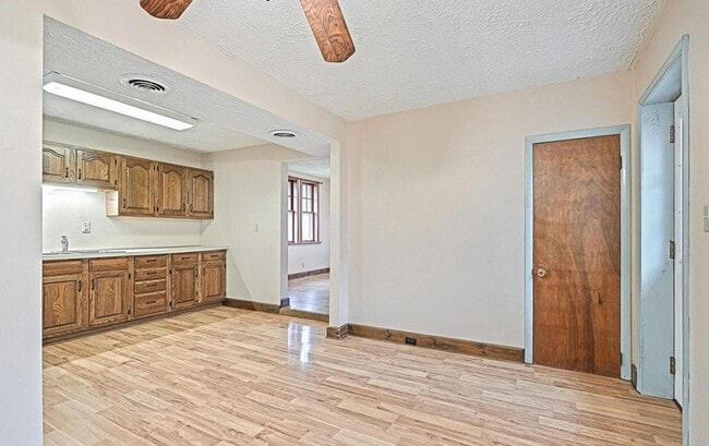 Building Photo - Beautiful 3 Bedroom, 1.5 Bath in Colonial West York!