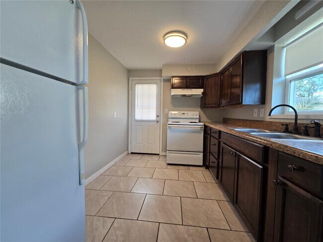 Building Photo - 246 W Bay Ave