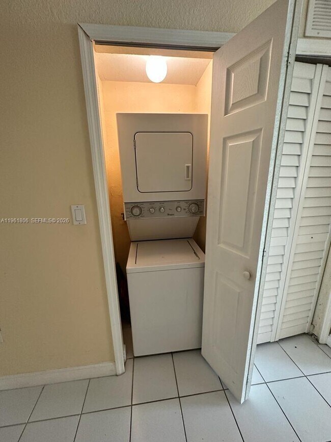 Building Photo - 2900 SE 17th Ave